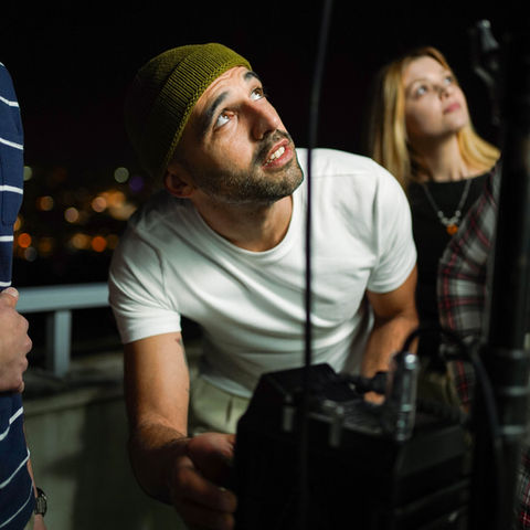 Cursos com formação certificada. Alunos a desenvolver projetos de vídeo, televisão e cinema em estúdios profissionais, com orientação de especialistas.
