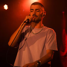 Cursos com formação certificada. Sessões práticas de composição, produção musical e som ao vivo, com alunos a experimentar equipamentos reais.