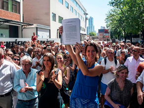 Entregaron al Conicet un petitorio con 12.000 firmas en "defensa del sistema científico"