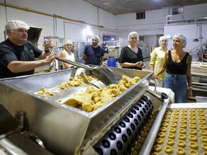 Mayra recorrió la empresa Temflor y dialogó con las y los trabajadores