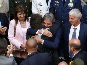 Como Milei, Caputo levanta el perfil en redes y pelea cuerpo a cuerpo con sus críticos