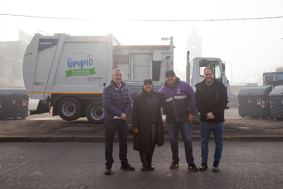 El municipio instaló los primeros 12 contenedores en Solano y presentó un nuevo camión recolector de carga lateral