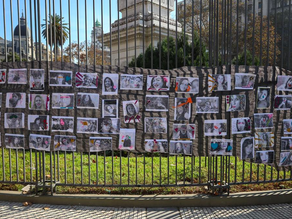 Una joven fue asesinada de un disparo en la cabeza en su casa y su novio está prófugo