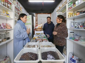 Mayra visitó a una vecina y comerciante de Bernal Oeste en su local
