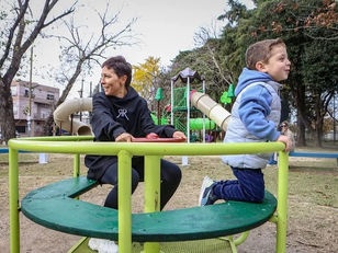 Mayra inauguró los nuevos juegos inclusivos de la 'Plaza Onda Verde' en Quilmes Centro