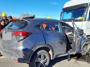 Trágico choque en Saladillo: una pareja y su hijo fallecieron al impactar su auto contra un camión
