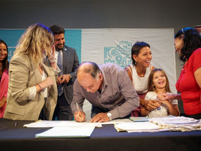 Mayra junto al ministro Mena en el acto de firma de escrituras