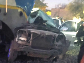 San Miguel: una formación del tren San Martín chocó y arrastró varios metros a una camioneta