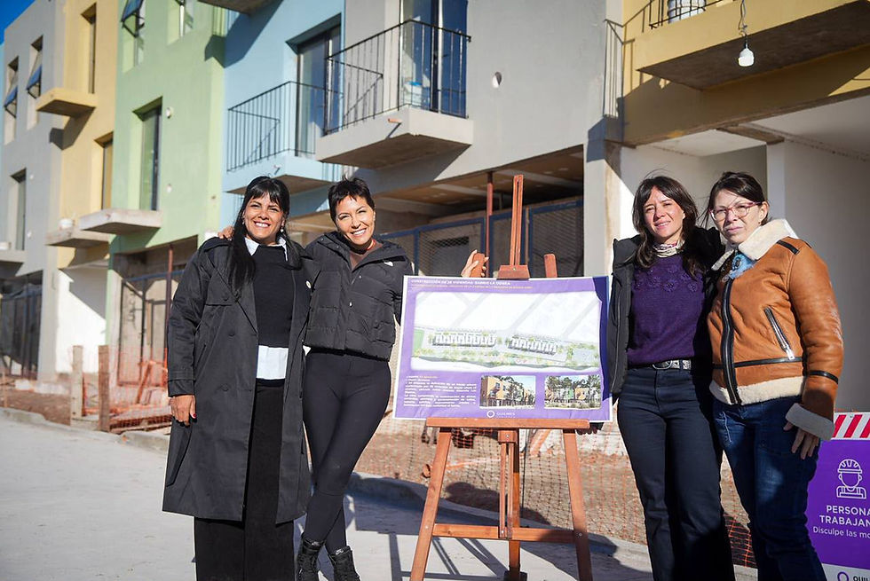 Mayra y Eva Mieri recorrieron junto a la ministra Batakis la obra de construcción de 28 viviendas del barrio La Odisea