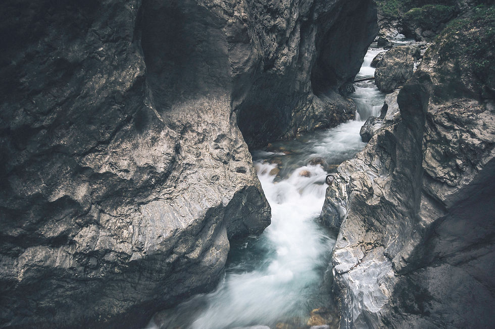 Desfiladero del río de montaña