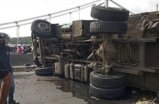 Accidente de carro recolector de basuras bloqueo la vía a Palmira