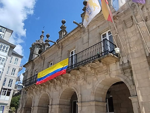 España izando la bandera de Colombia celebró la hermandad y la diversidad