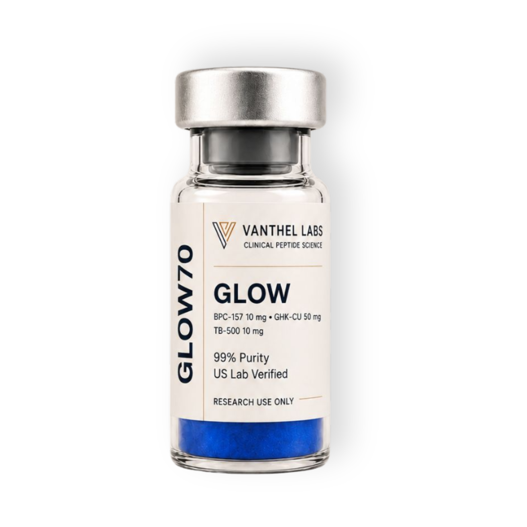 Vial de GLOW70 de Vanthel Labs con péptidos y polvo azul.