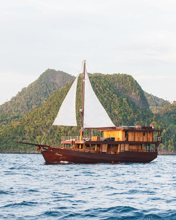 Sequoia Phinisi luxury sailing yacht cruising in Komodo National Park during a private charter with Navélia Yacht Charters Indonesia.