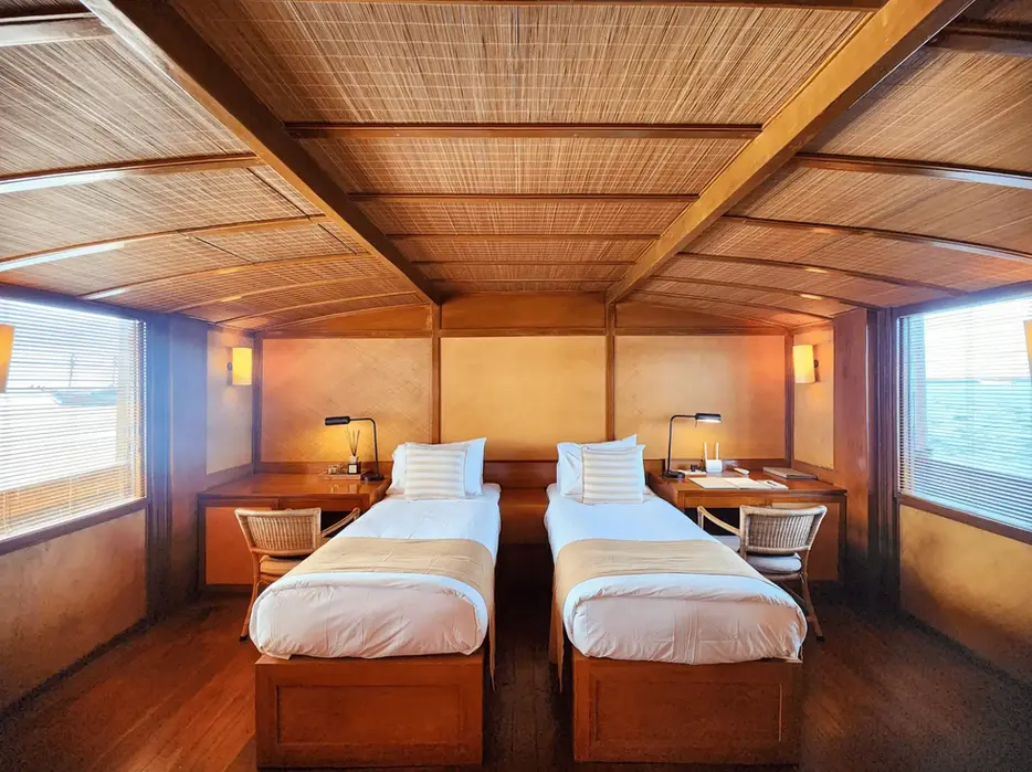 Twin guest cabin onboard Mahodaya Phinisi luxury yacht chartered in Komodo with Navélia Yacht Charters Indonesia.