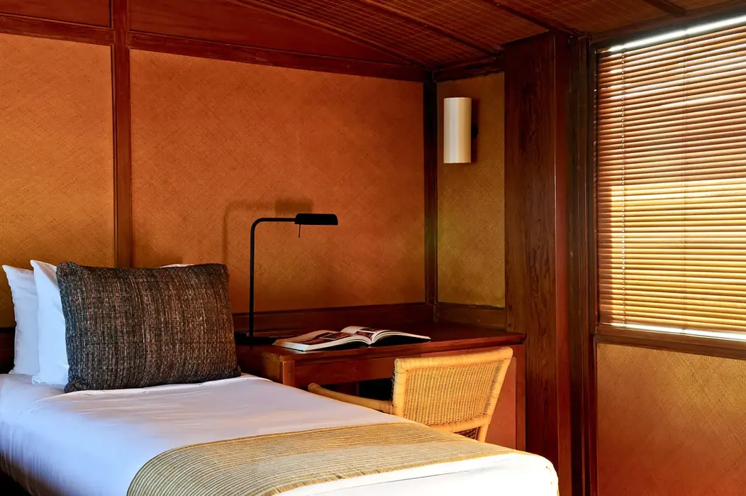 Guest cabin bed detail onboard Mahodaya Phinisi luxury yacht in Komodo with Navélia Yacht Charters Indonesia.
