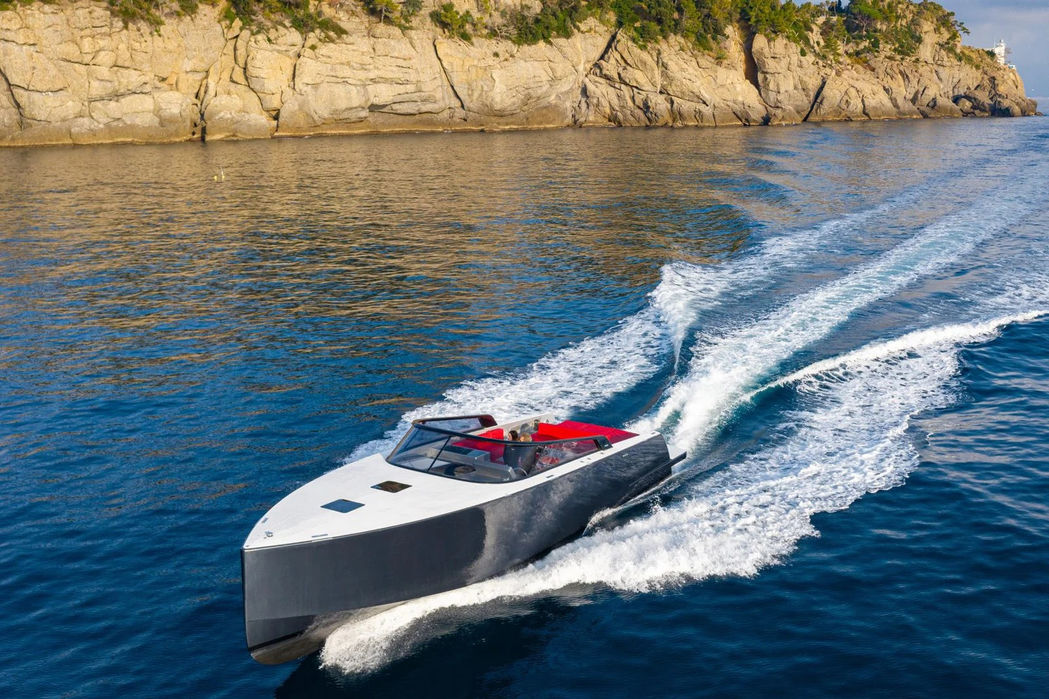 VanDutch 48 yacht running at full speed along the Côte d’Azur coastline