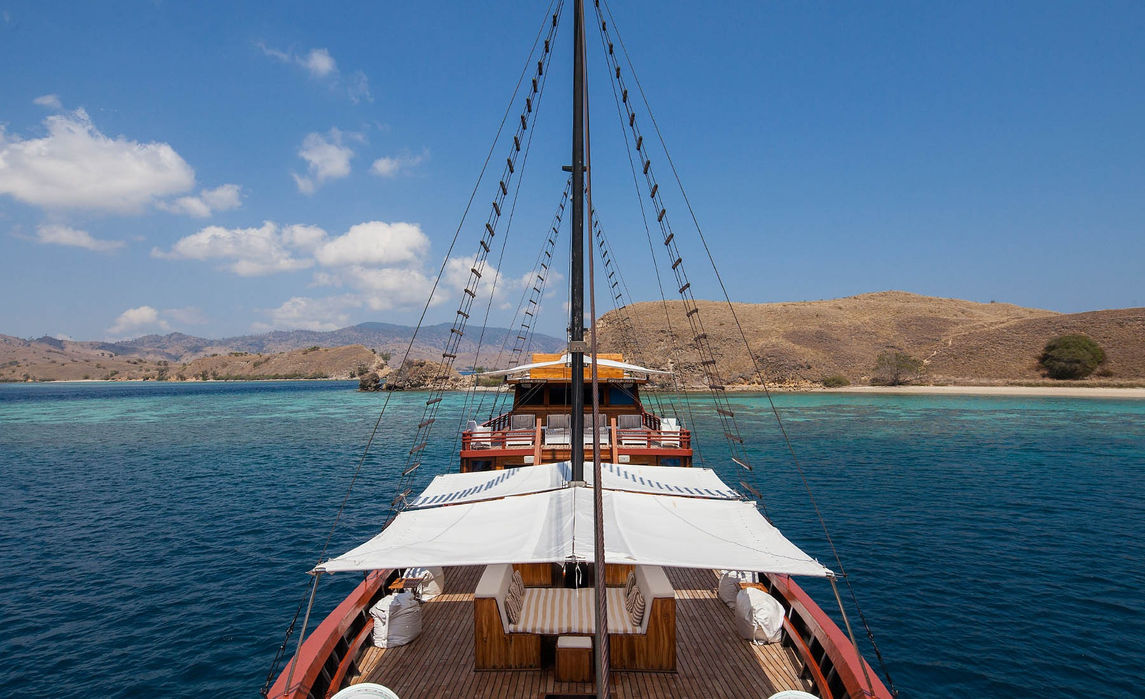 Forward deck seating area onboard Samata Phinisi during a luxury Komodo yacht charter by Navélia Yacht Charters Indonesia.