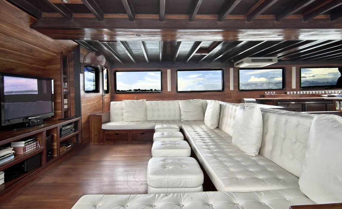 Main salon seating area onboard Samata Phinisi luxury phinisi yacht with Navélia Yacht Charters Indonesia in Komodo.