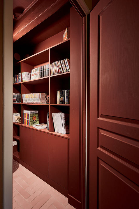 Aménagement bibliothèque pour des WC. MDF peint.