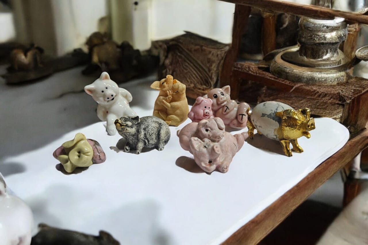 Collection of Porcelain & Ceramic Printers Tray Pigs