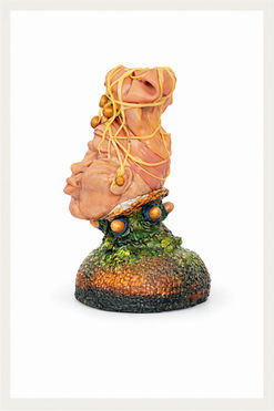 Seitenansicht einer Büste mit geschlossenen Augen und gespitzten Lippen; der Kopf ist von gelblichen, wurzelartigen Formen umwickelt, in denen mehrere goldene, fruchtartige Elemente sitzen.