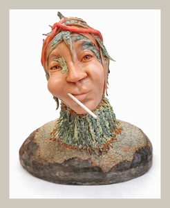 Zeitgenössische Skulptur – expressive Porträtbüste mit schräg geneigtem Kopf und Lolli in der Wange.