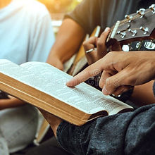 grupo-de-personas-leyendo-la-oracion-biblia-y-adorando-dios-leen-adoran-221386129.jpg