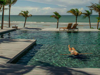 piscina na frente da praia hotel condomínio 
