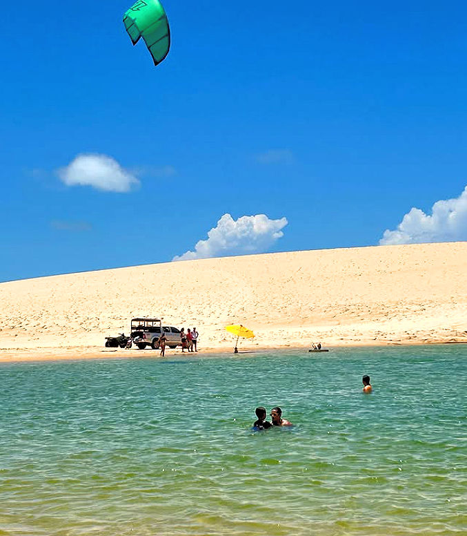 Lagoa com kitesurf e buggy perto de Icaraí de Amontada Icaraizinho ceará