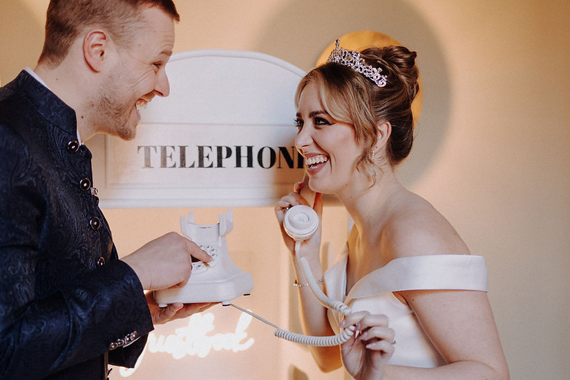Hochzeitspaar am Hochzeitstelefon