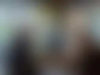 Ejecutivo analizando indicadores mientras un equipo externalizado gestiona llamadas y chats de atención al cliente.