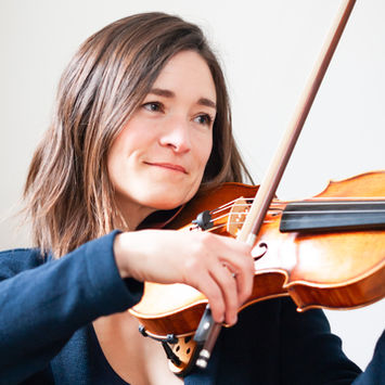 violin player; lady playing violin; Hannah Saucedo; Richmond music school; Richmond violin teacher