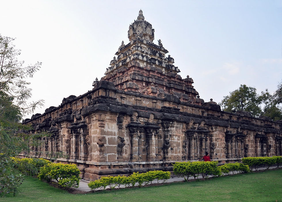 الصورة المصغرة: One of the most famous architectural pieces in the temple is the huge stone chain sculpted in a single stone