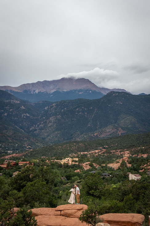 garden of the gods maternity session