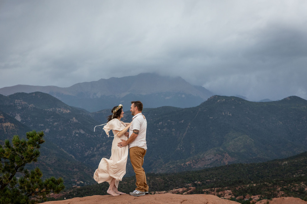 garden of the gods maternity session