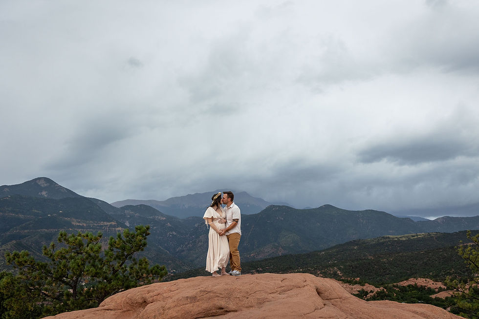 garden of the gods maternity session