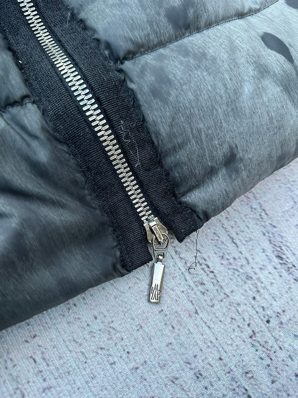 Miniatura: Moncler Peixi Puffer Jacket Gray Metal Logo Patch size 1