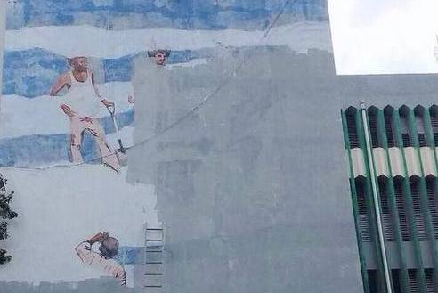 obreros pintando nubes