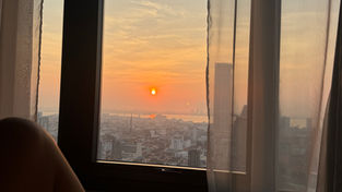 Corinna liegt leicht bekleidet im Bett und genießt den Sonnenaufgang