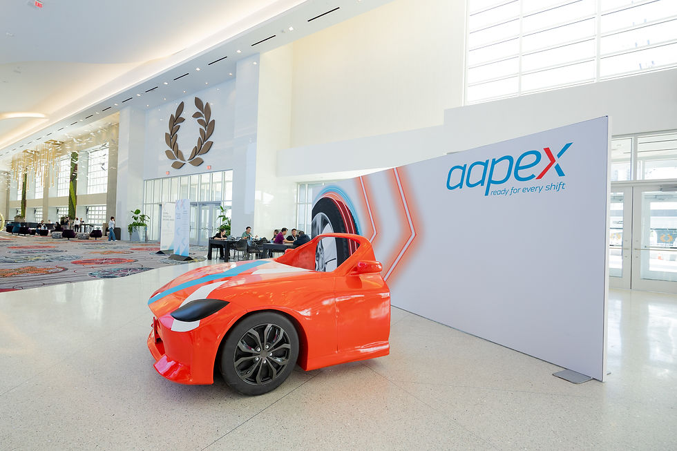 在 AAPEX 2025 的入口處,一座吸睛的紅色跑車裝置藝術率先映入眼簾,與背景的 AAPEX 主視覺牆完美結合,不僅創造出強烈的視覺衝擊,更為與會者揭示了展會充滿活力與速度感的主題氛圍。