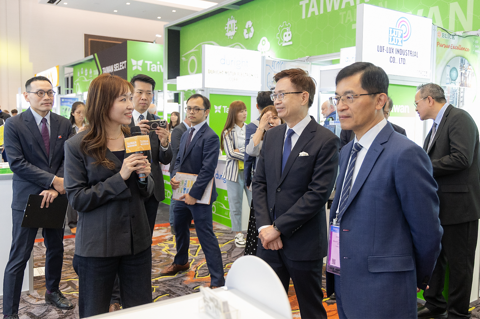 黃志芳董事長與何晉滄政務次長兩位重要貴賓 在展會中展現高度親和力,主動走近台灣廠商進行交流,透過實質的關懷與互動,明確傳達了政府與外貿協會對台灣汽車零配件產業走向國際的堅定支持。