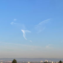 Wolken in Form einer Taube am blauen Himmel