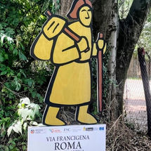 Pilger-Wegweiser in Rom mit Figur und Richtungshinweis „Roma“ – Symbol für den Aufbruch