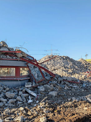Abrissbaustelle mit Kran