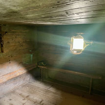 Lichtstrahlen fallen in die dunkle Zelle von Bruder Klaus