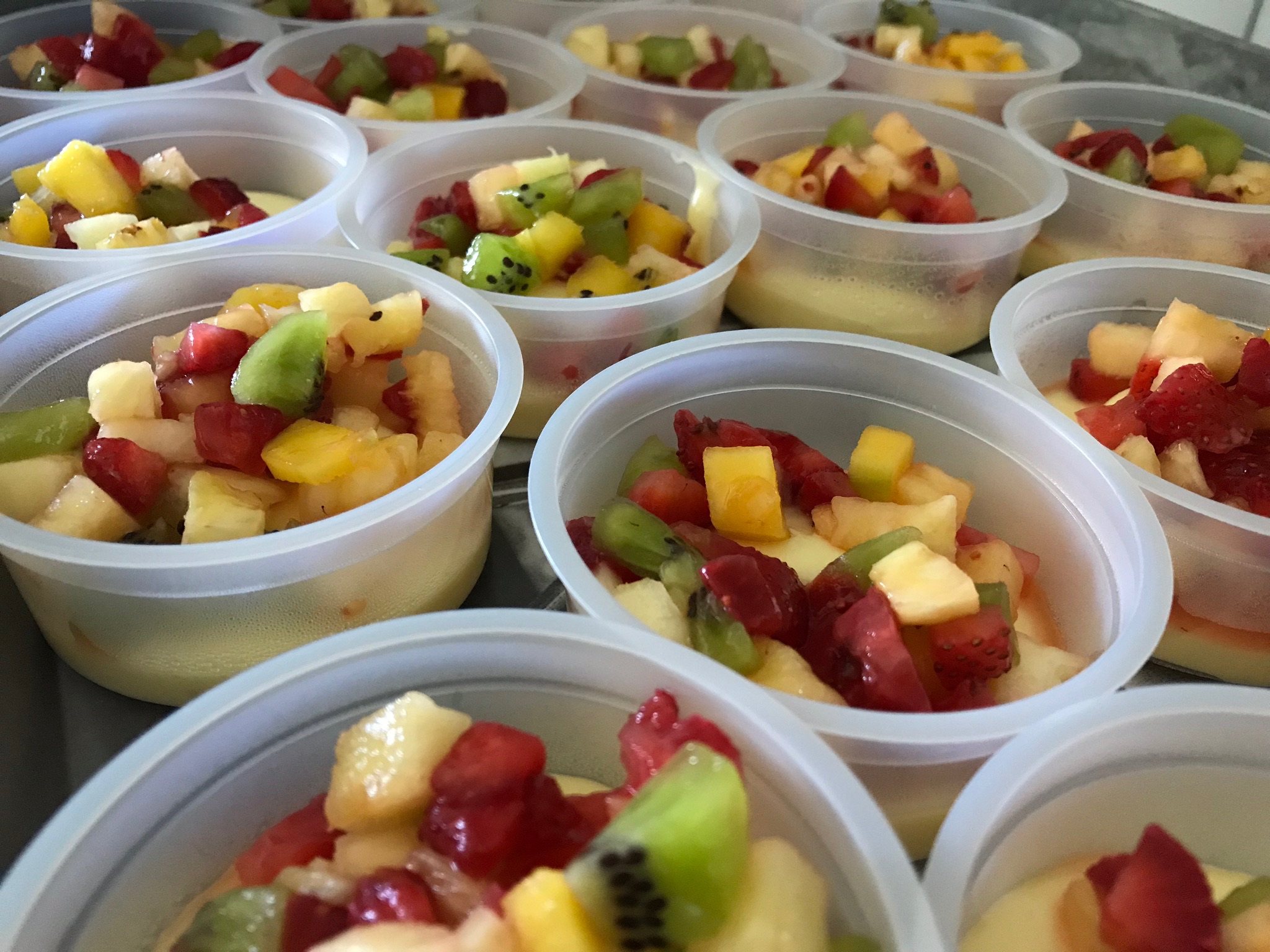 Crema de naranja con frutas frescas