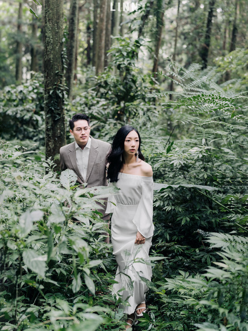 陰天柔光下的溫暖對視，捕捉兩人之間最真實的情感溫度。	溪頭婚紗景點-自然風婚紗-推薦-Xitou-Wedding-Venues-Natural-Style