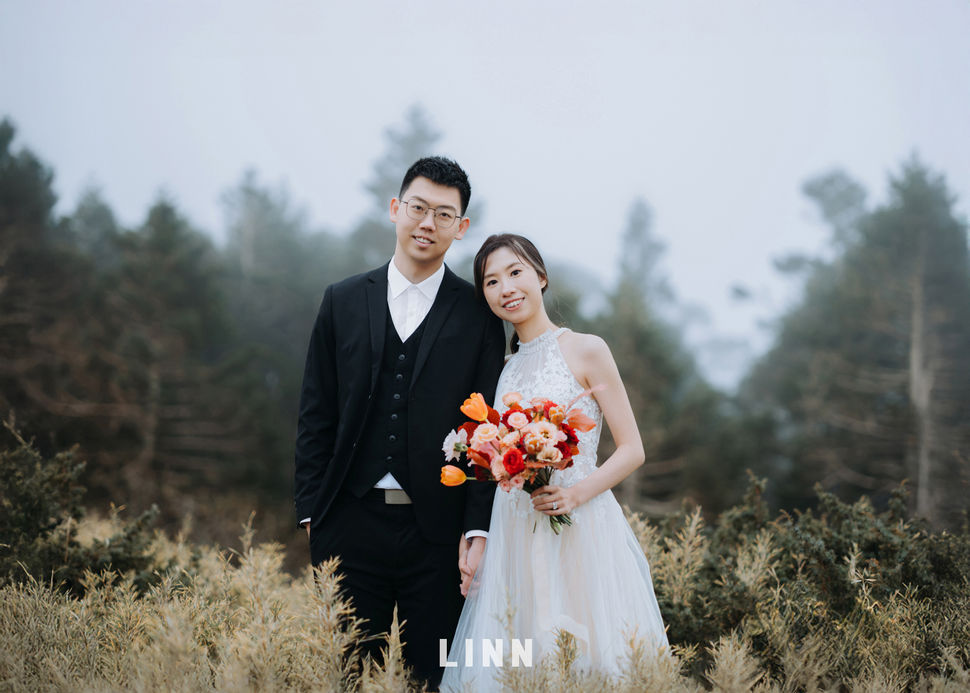 合歡山高山婚紗-小風口森林正面看鏡頭-跨國新人婚紗推薦-LINN攝影 | Hehuanshan High Altitude Wedding International Couple Xiaofengkoushan Forest Facing Camera