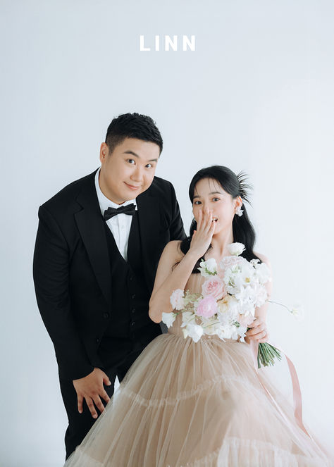 新人俏皮互動特寫，攝影棚生活感婚紗紀實。 


 Playful couple interaction, candid oatmeal wedding dress shot.